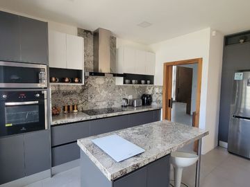 En venta  moderna y lujosa casa full amoblada en Ciudad Celeste, via a Samborondon