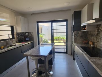 En venta  moderna y lujosa casa full amoblada en Ciudad Celeste, via a Samborondon