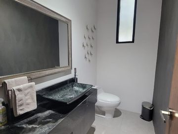 En venta  moderna y lujosa casa full amoblada en Ciudad Celeste, via a Samborondon