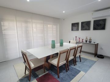 En venta  moderna y lujosa casa full amoblada en Ciudad Celeste, via a Samborondon