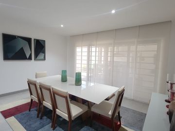 En venta  moderna y lujosa casa full amoblada en Ciudad Celeste, via a Samborondon