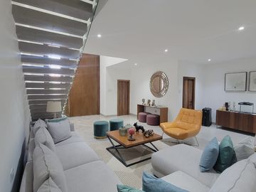 En venta  moderna y lujosa casa full amoblada en Ciudad Celeste, via a Samborondon