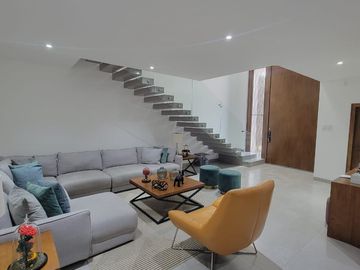 En venta  moderna y lujosa casa full amoblada en Ciudad Celeste, via a Samborondon