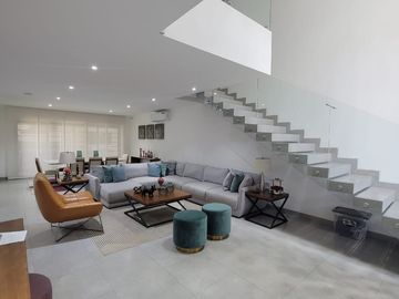 En venta  moderna y lujosa casa full amoblada en Ciudad Celeste, via a Samborondon