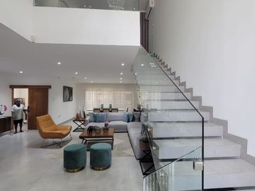 En venta  moderna y lujosa casa full amoblada en Ciudad Celeste, via a Samborondon