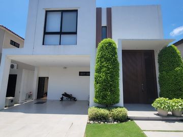 En venta  moderna y lujosa casa full amoblada en Ciudad Celeste, via a Samborondon