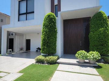 En venta  moderna y lujosa casa full amoblada en Ciudad Celeste, via a Samborondon