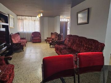 Se Vende Amplia Casa De 2 Pisos En Calle Guzmán Barrón - Trujillo (aipanaque)