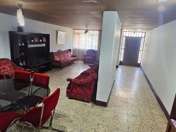 Se Vende Amplia Casa De 2 Pisos En Calle Guzmán Barrón - Trujillo (aipanaque)