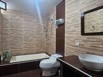 Se Vende Amplia Casa De 2 Pisos En Calle Guzmán Barrón - Trujillo (aipanaque)