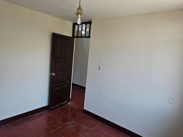 Se Vende Amplia Casa De 2 Pisos En Calle Guzmán Barrón - Trujillo (aipanaque)