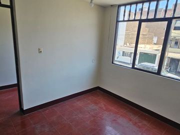 Se Vende Amplia Casa De 2 Pisos En Calle Guzmán Barrón - Trujillo (aipanaque)