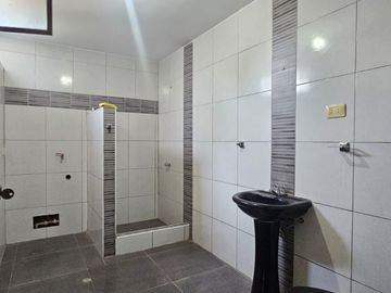 Se Vende Amplia Casa De 2 Pisos En Calle Guzmán Barrón - Trujillo (aipanaque)