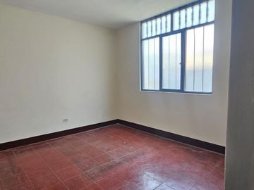 Se Vende Amplia Casa De 2 Pisos En Calle Guzmán Barrón - Trujillo (aipanaque)