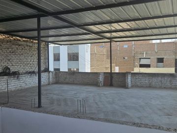 Se Vende Amplia Casa De 2 Pisos En Calle Guzmán Barrón - Trujillo (aipanaque)