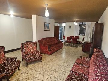 Se Vende Amplia Casa De 2 Pisos En Calle Guzmán Barrón - Trujillo (aipanaque)