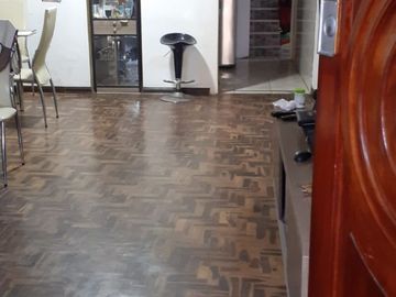 SE VENDE AMPLIA CASA DE 160 M2 A.T. CON VARIOS DPTOS EN LOS OLIVOS