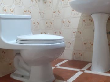 SE VENDE AMPLIA CASA DE 160 M2 A.T. CON VARIOS DPTOS EN LOS OLIVOS