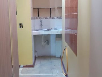 SE VENDE AMPLIA CASA DE 160 M2 A.T. CON VARIOS DPTOS EN LOS OLIVOS
