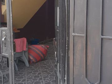 SE VENDE AMPLIA CASA DE 160 M2 A.T. CON VARIOS DPTOS EN LOS OLIVOS
