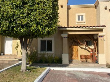 Urbi Hacienda Balboa Casa Con Excedente En bonito Fraccionamiento