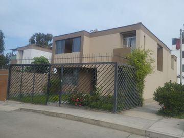 ALQUILER DE HERMOSA Y AMPLIA CASA DE 4 DORMITORIOS EN URB. LA CAPULLANA - SURCO, LIMA, PERÚ