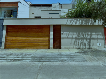 Casa Remodelada en Surco en Lima Perú con Piscina, Terraza y Espacios Amplios