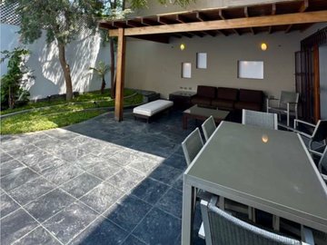 Casa Remodelada en Surco en Lima Perú con Piscina, Terraza y Espacios Amplios