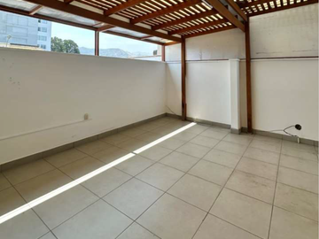 Casa Remodelada en Surco en Lima Perú con Piscina, Terraza y Espacios Amplios