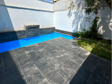 Casa Remodelada en Surco en Lima Perú con Piscina, Terraza y Espacios Amplios