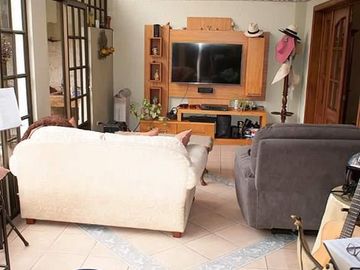 CASA EN VENTA DE 6 DORMITORIOS, Sector Av. Primero de Mayo C1467