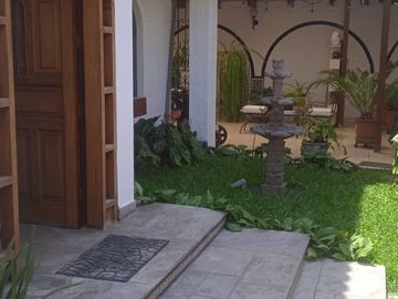 VENDO EXCELENTE CASA CON CHIMENEA EN SAN BORJA CERCA A PARQUE Y AV. PARQUE SUR