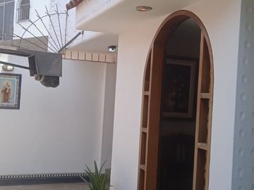 VENDO EXCELENTE CASA CON CHIMENEA EN SAN BORJA CERCA A PARQUE Y AV. PARQUE SUR