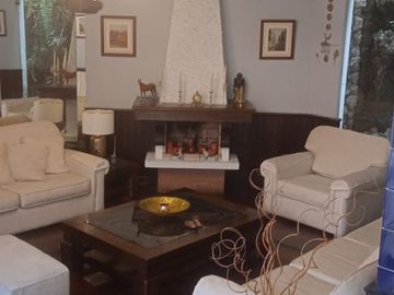 VENDO EXCELENTE CASA CON CHIMENEA EN SAN BORJA CERCA A PARQUE Y AV. PARQUE SUR