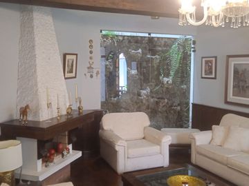 VENDO EXCELENTE CASA CON CHIMENEA EN SAN BORJA CERCA A PARQUE Y AV. PARQUE SUR