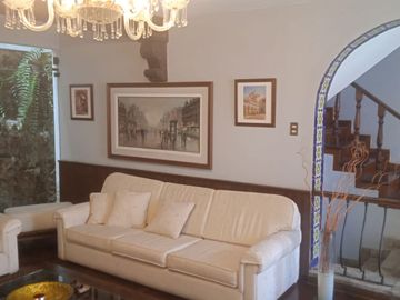 VENDO EXCELENTE CASA CON CHIMENEA EN SAN BORJA CERCA A PARQUE Y AV. PARQUE SUR