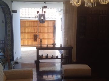 VENDO EXCELENTE CASA CON CHIMENEA EN SAN BORJA CERCA A PARQUE Y AV. PARQUE SUR