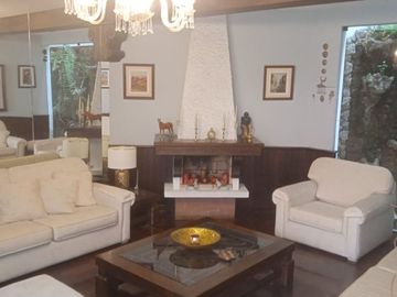 VENDO EXCELENTE CASA CON CHIMENEA EN SAN BORJA CERCA A PARQUE Y AV. PARQUE SUR