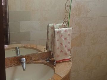 VENDO EXCELENTE CASA CON CHIMENEA EN SAN BORJA CERCA A PARQUE Y AV. PARQUE SUR