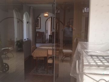 VENDO EXCELENTE CASA CON CHIMENEA EN SAN BORJA CERCA A PARQUE Y AV. PARQUE SUR