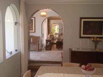 VENDO EXCELENTE CASA CON CHIMENEA EN SAN BORJA CERCA A PARQUE Y AV. PARQUE SUR