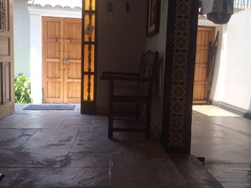 VENDO EXCELENTE CASA CON CHIMENEA EN SAN BORJA CERCA A PARQUE Y AV. PARQUE SUR