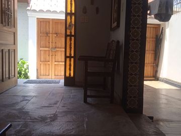 VENDO EXCELENTE CASA CON CHIMENEA EN SAN BORJA CERCA A PARQUE Y AV. PARQUE SUR