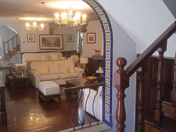 VENDO EXCELENTE CASA CON CHIMENEA EN SAN BORJA CERCA A PARQUE Y AV. PARQUE SUR