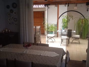 VENDO EXCELENTE CASA CON CHIMENEA EN SAN BORJA CERCA A PARQUE Y AV. PARQUE SUR
