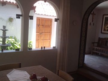 VENDO EXCELENTE CASA CON CHIMENEA EN SAN BORJA CERCA A PARQUE Y AV. PARQUE SUR