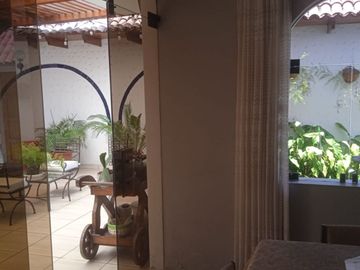 VENDO EXCELENTE CASA CON CHIMENEA EN SAN BORJA CERCA A PARQUE Y AV. PARQUE SUR