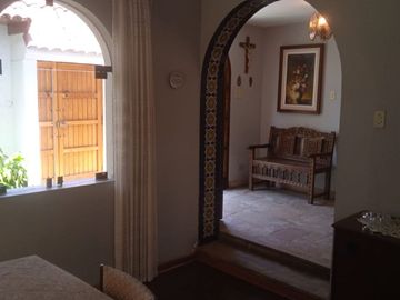 VENDO EXCELENTE CASA CON CHIMENEA EN SAN BORJA CERCA A PARQUE Y AV. PARQUE SUR