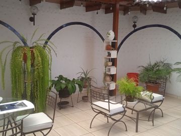 VENDO EXCELENTE CASA CON CHIMENEA EN SAN BORJA CERCA A PARQUE Y AV. PARQUE SUR