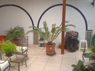 VENDO EXCELENTE CASA CON CHIMENEA EN SAN BORJA CERCA A PARQUE Y AV. PARQUE SUR